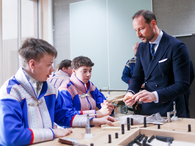 Tradisjonelt samisk håndverk står på timeplanen i duodji-avdelingen. Foto: Jan Langhaug / NTB